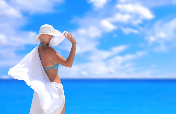 Mujer relajándose junto a la playa —  Fotos de Stock