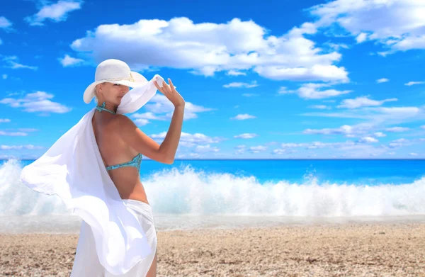 Mulher relaxante na praia — Fotografia de Stock