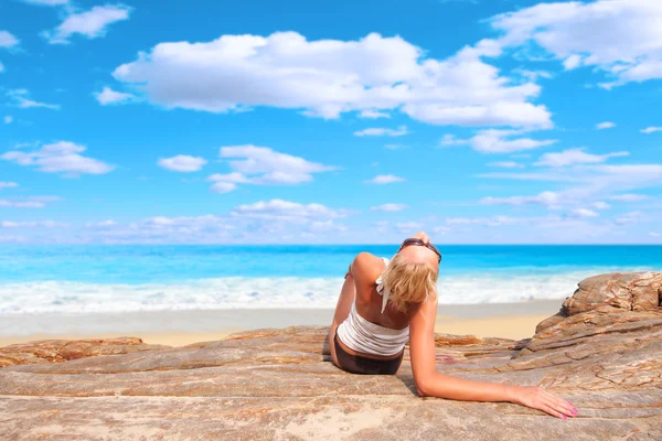 Žena relaxační odpoledne u moře Stock Fotografie