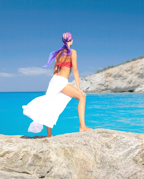 Fotografia de uma mulher bonita em um sarong meditando — Fotografia de Stock