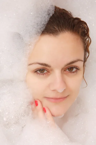Genç kadın banyo köpüğü sahiptir — Stok fotoğraf