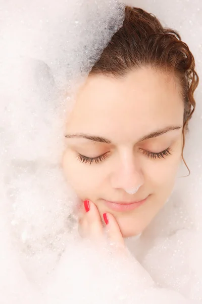 Mujer joven disfruta de baño de espuma — Foto de Stock