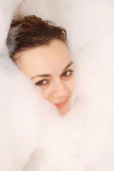 Ung kvinna har bad-skum — Stockfoto