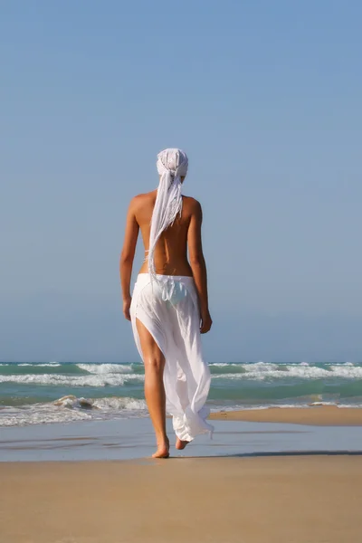 Femme seins nus sur la plage — Photo