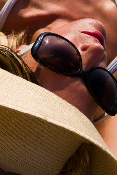 Giovane donna su una spiaggia — Foto Stock