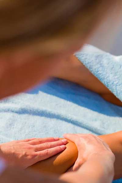 Jonge mooie en relaxte dame massage nemen — Stockfoto