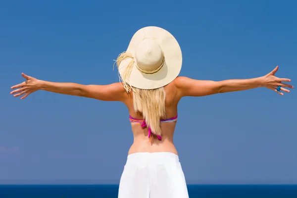 Gelukkige vrouw genieten van strand — Stockfoto