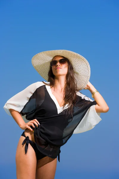 Mulher de férias de verão na praia — Fotografia de Stock