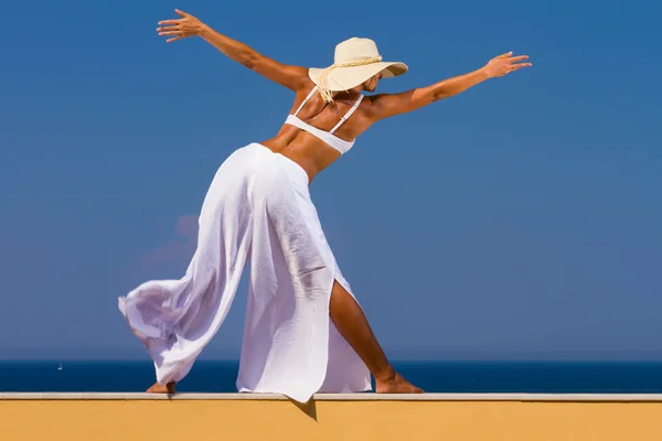 Mujer junto al mar —  Fotos de Stock