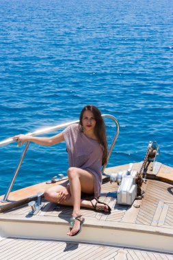 genç kadın onun özel yat üzerinde