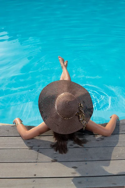 Jeune femme portant un chapeau de paille — Photo