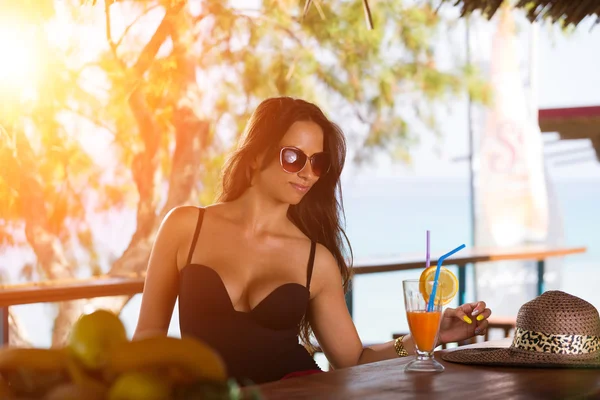 Mujer en el salón de verano — Foto de Stock