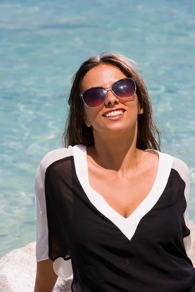 Jonge vrouw op het strand — Stockfoto