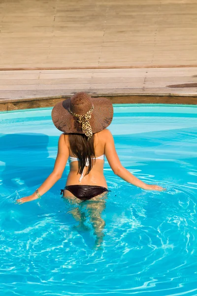 Young woman wearing a straw hat — Stock Photo, Image