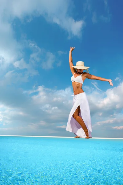 Woman on the edge of the swimming pool — Stock Photo, Image