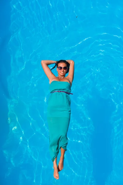 Frau schwebt über Schwimmbad — Stockfoto