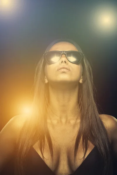 Hermosa joven modelo con gafas — Foto de Stock