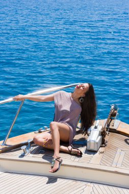 genç kadın onun özel yat üzerinde