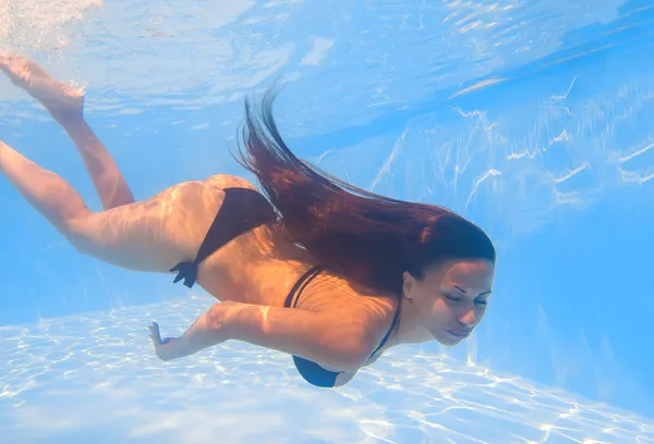 Giovane donna nuotare sott'acqua — Foto Stock