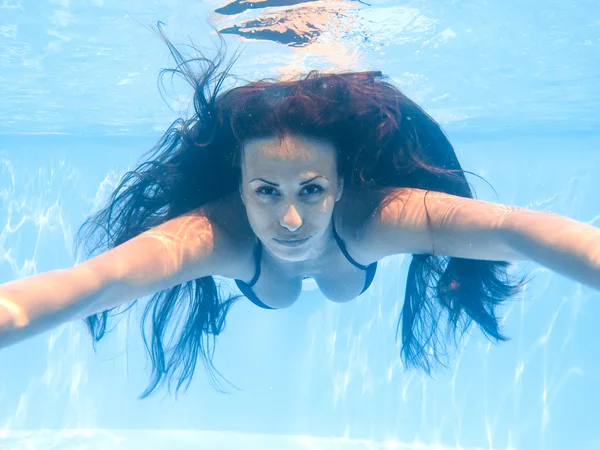 Jeune femme nageant sous l'eau — Photo