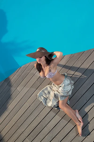 Jovem mulher usando um chapéu de palha — Fotografia de Stock