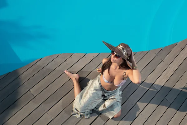 Jovem mulher usando um chapéu de palha — Fotografia de Stock