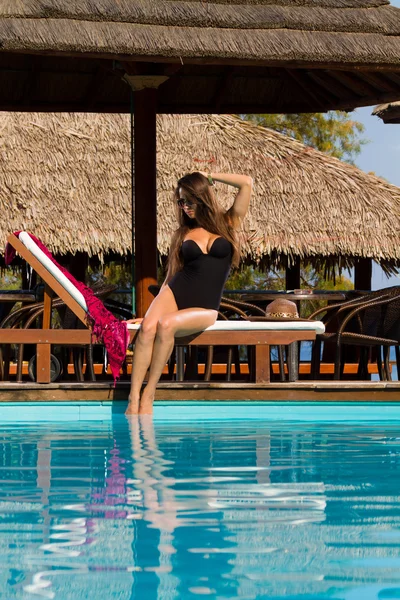 Mujer joven con sombrero de paja —  Fotos de Stock