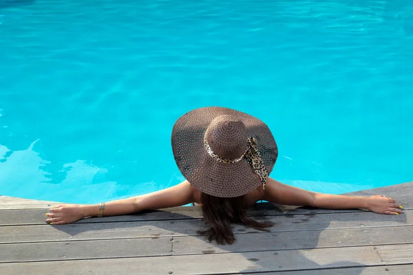 Jovem mulher usando um chapéu de palha — Fotografia de Stock