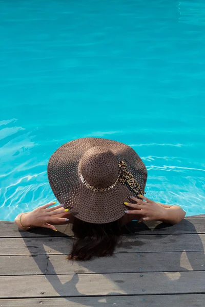 Jeune femme portant un chapeau de paille — Photo