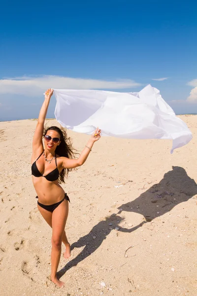 Bella ragazza con tessuto bianco sulla spiaggia . — Foto Stock