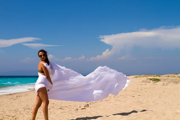 Vacker flicka med vitt tyg på stranden. — Stockfoto