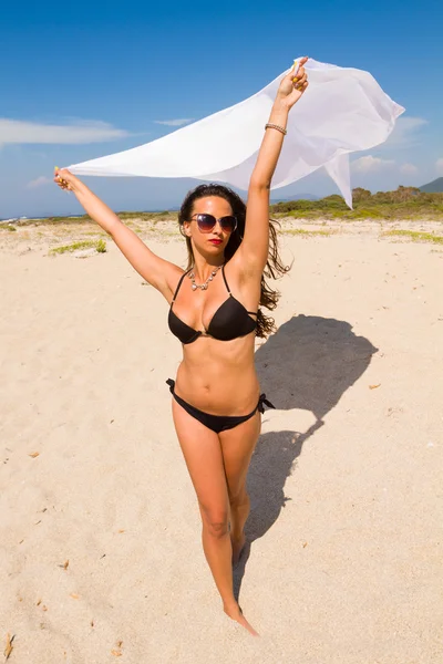 Bella ragazza con tessuto bianco sulla spiaggia . — Foto Stock