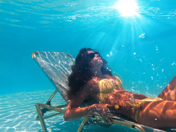 Vrouw suntanning onderwater — Stockfoto