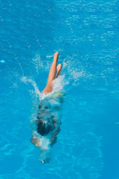 Kvinna dykning i poolen — Stockfoto