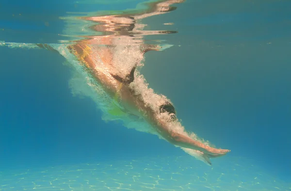 Mujer buceando en la piscina — Foto de Stock