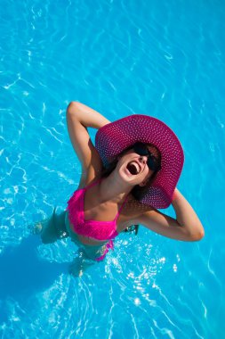 Hasır şapka giyen genç kadın