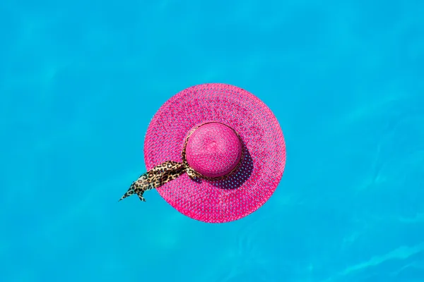 Hat in the swimming pool — Stock Photo, Image