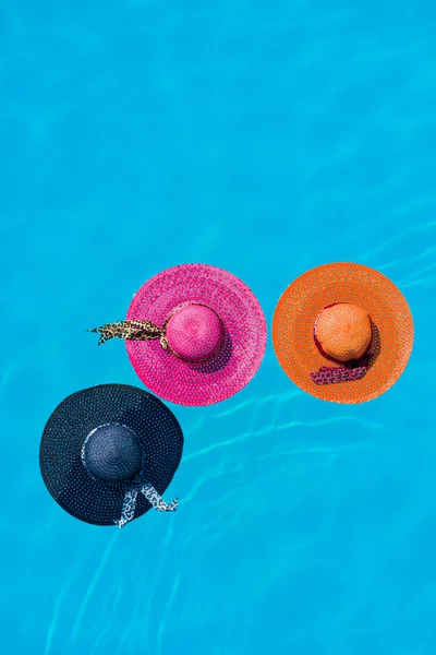 Chapéus na piscina — Fotografia de Stock