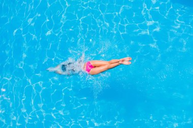 Yüzme havuzunda dalış kız
