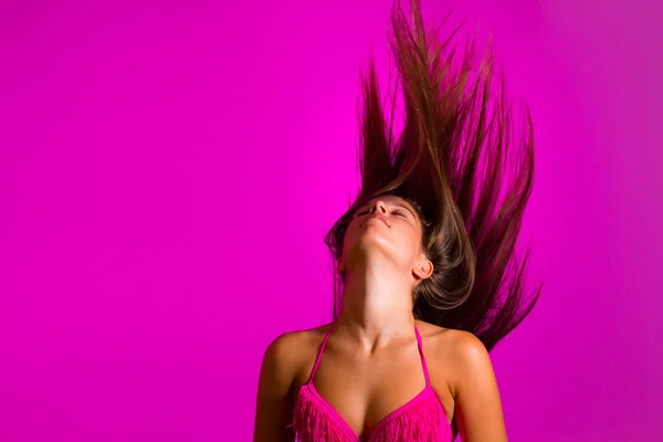 Женщина бросает свои волосы назад — стоковое фото