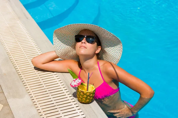 Woman with fresh cocktail in the swimming pool — Stock Photo, Image