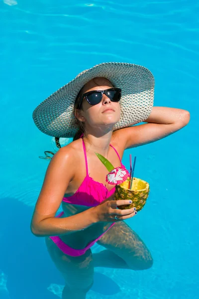 Yüzme havuzunda taze kokteyl ile kadın — Stok fotoğraf