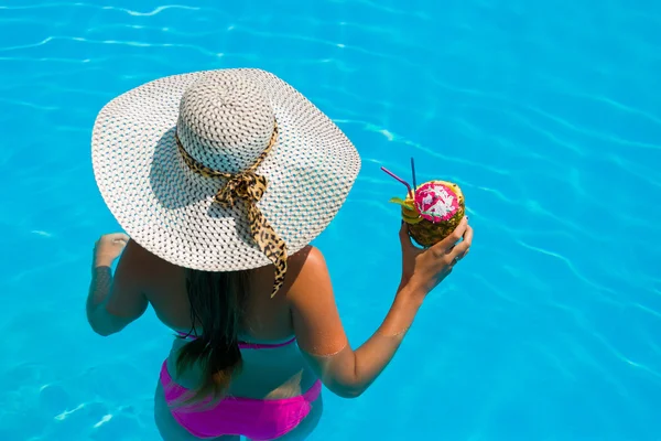 Frau mit frischem Cocktail im Schwimmbad — Stockfoto