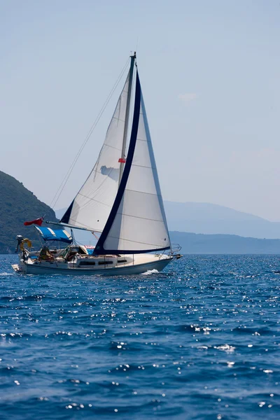 Plavba kolem ostrova lefkas v Řecku — Stock fotografie