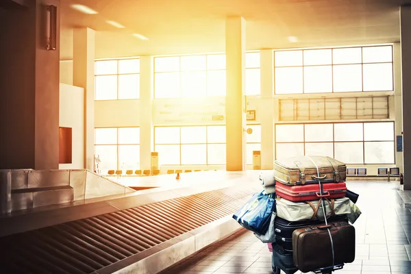 Maletas en un carrito en el aeropuerto —  Fotos de Stock