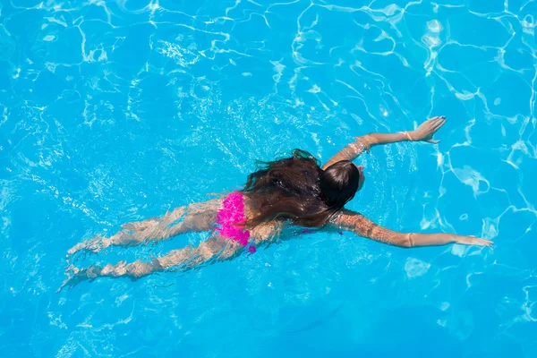 Una chica se relaja en una piscina —  Fotos de Stock