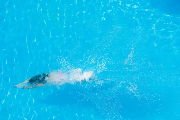 Flicka dykning i poolen — Stockfoto