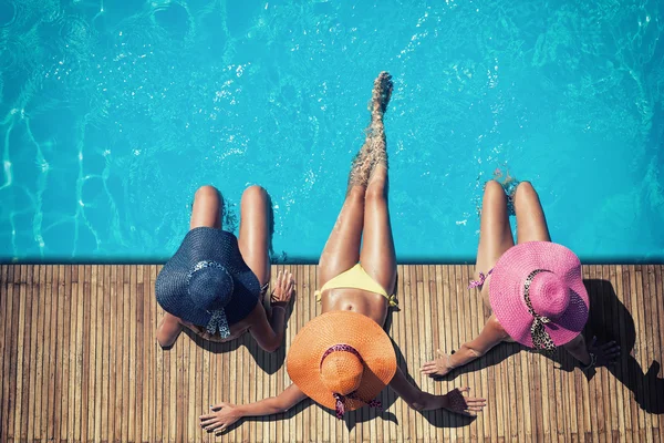 Jovem mulher usando um chapéu de palha — Fotografia de Stock