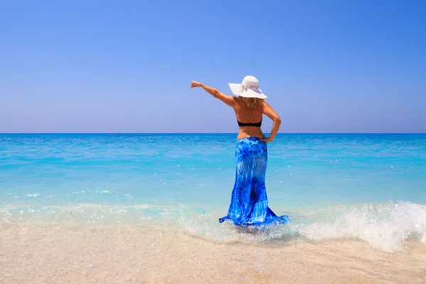 Vacanza estiva donna sulla spiaggia — Foto Stock