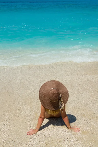 Sommar semester kvinna på strand — Stockfoto